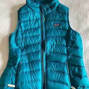 Patagonia Girls vest fits like XS women’s